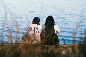 「弱っている時こそ最大のチャンス！」癒やしを求める男性心理とその癒やし方