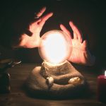 「占い」は恋愛に効果アリ？運命の人に出会うための占い活用術