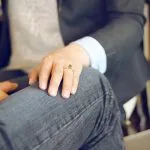 ボディタッチをしてくる男性の心理って? 触れた「場所」でわかる男性の本音