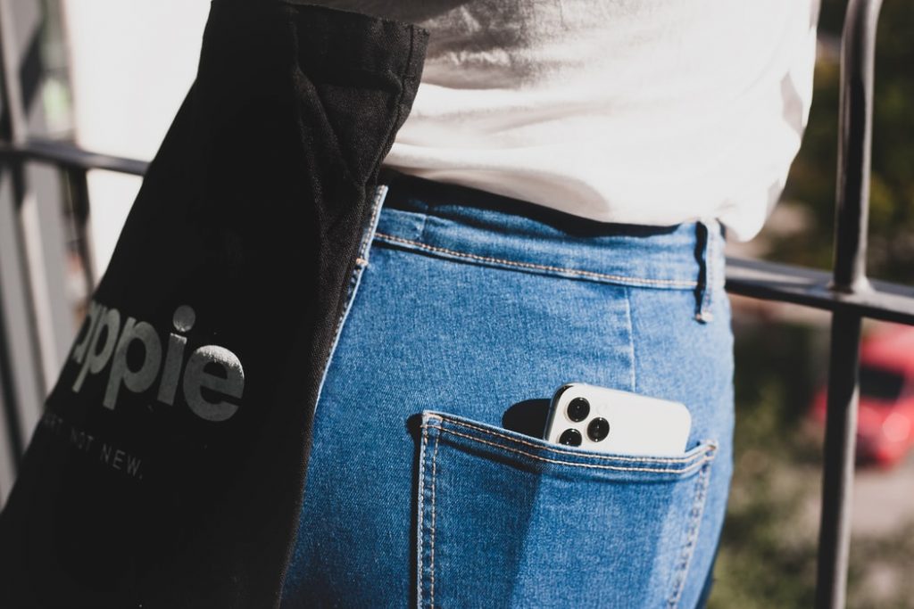 【心理テスト】落としたものでわかる、あなたの「心の闇」診断