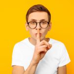 「無口な人」はモテる！心理と特徴、脈アリサインって？