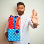 【アレもNGだった?】男性が「重い」と感じるプレゼント5選