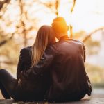 下心?「スキンシップをしてくる男性」の本気度の見極め方