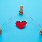 『三角関係』とは?3つのパターン別に分けた対処法も紹介!