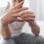 最近、おかしくない…?浮気・不倫をする男性の見抜き方8選