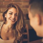 恋愛占い｜チラチラ目が合う彼…『これ、私に脈アリの証拠？』