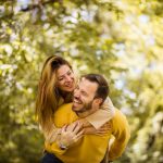 付き合ってないのになぜ 肩を抱く 男性の心理と上手な対応方法 みのり