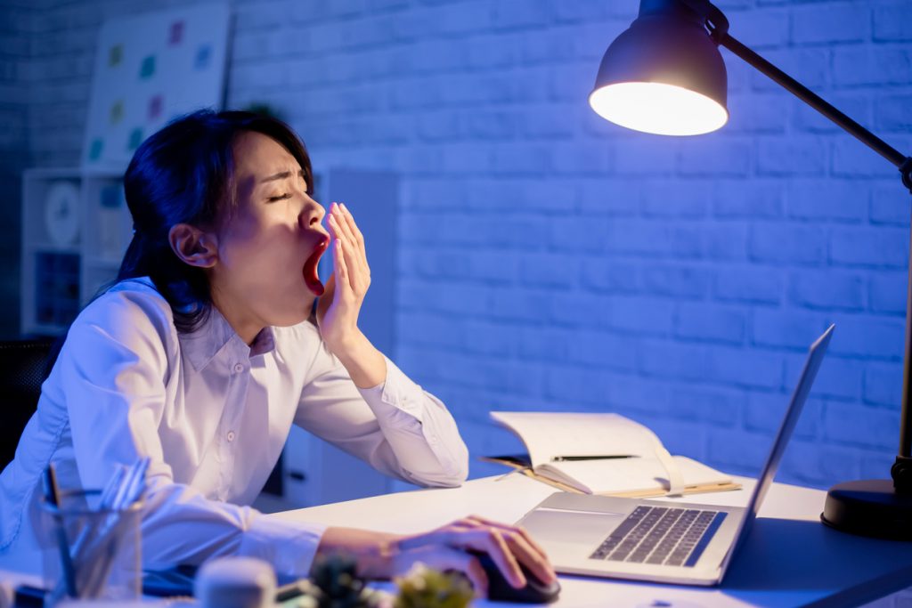 心理テスト｜残業をしている後輩にあなたはどんな言葉をかける？