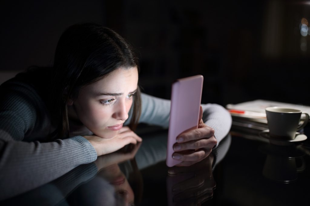 「メンヘラ」と言われる女性の特徴って? 嫌われてしまう理由を徹底解説