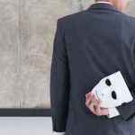 なんだか怪しい…　見極めて！嘘をついている時の男性はコレやりがち◆特徴6選