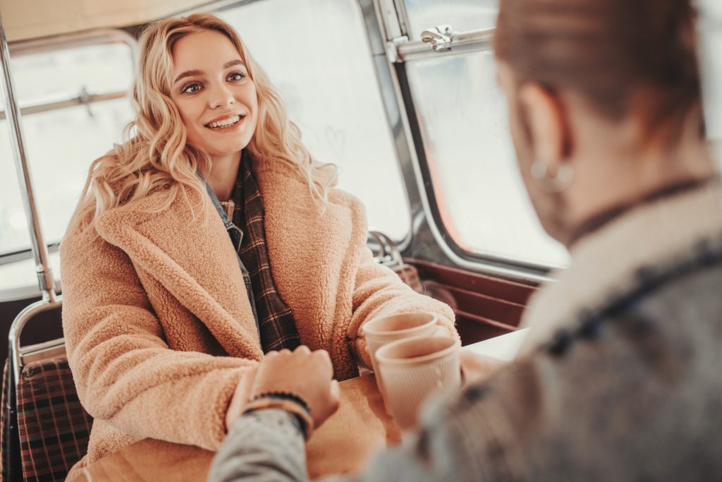 恋愛占い｜『特別？』『勘違い？』彼があなたに送る視線の意味