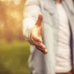 「何かと助けてくれる」男性心理＆気にかけてくれる理由って？
