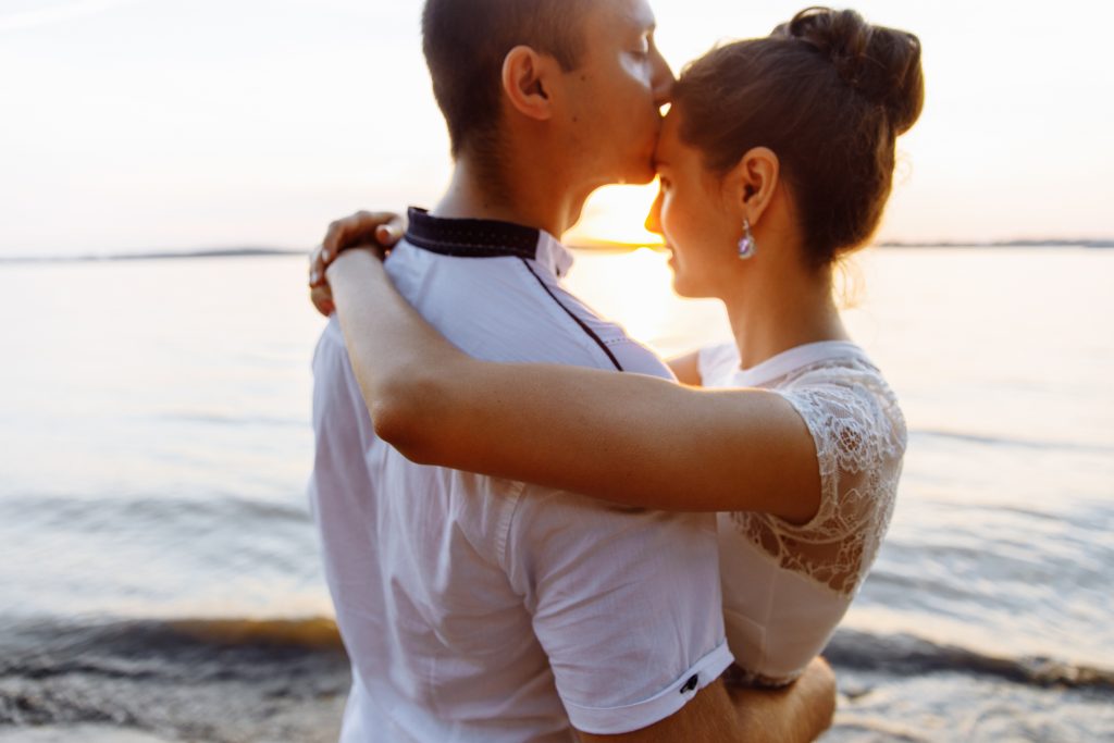 恋愛占い｜『一途な恋』続けて平気？あの人が抱く感情・優先度