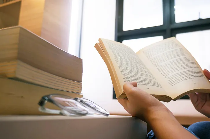 読書が習慣にできている人が幸運な理由・本でできる開運術