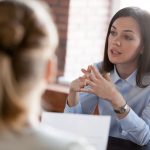 マウントとは? マウンティングする人の心理、特徴を解説