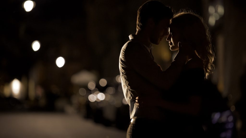 不倫占い｜あの人が愛を捧げる人『あなたor配偶者？』愛選択