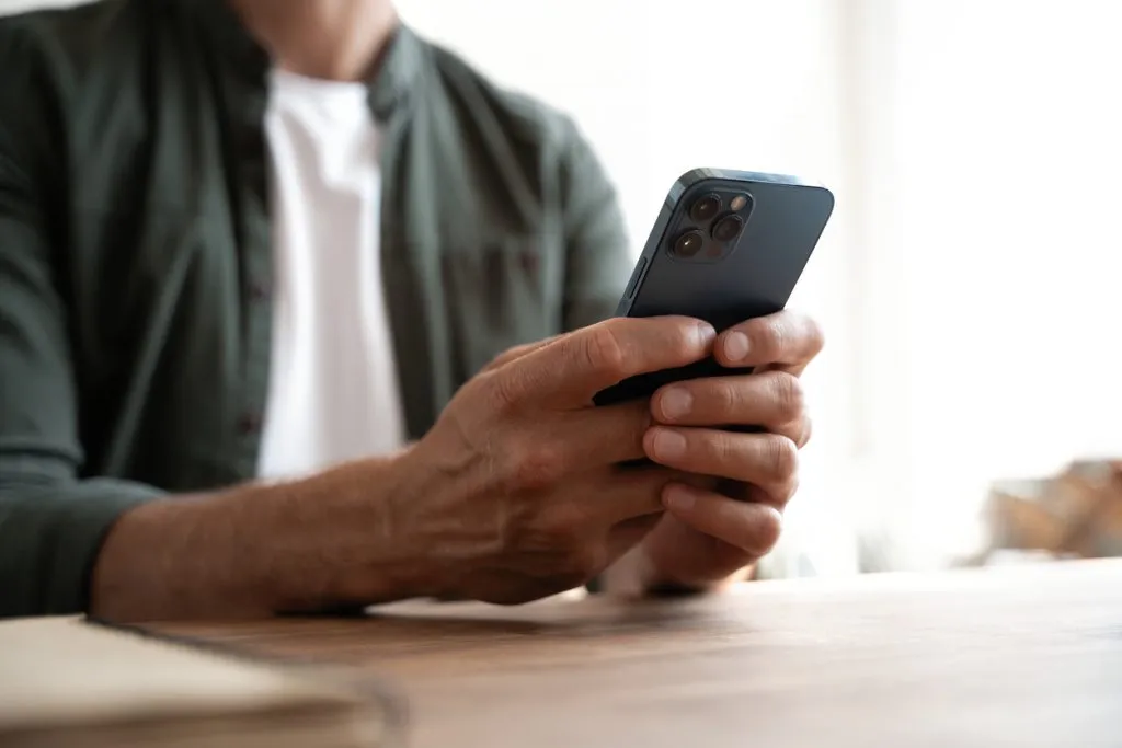 レオンの恋占い｜仲の良い女性はいる？彼のスマホに隠された秘密