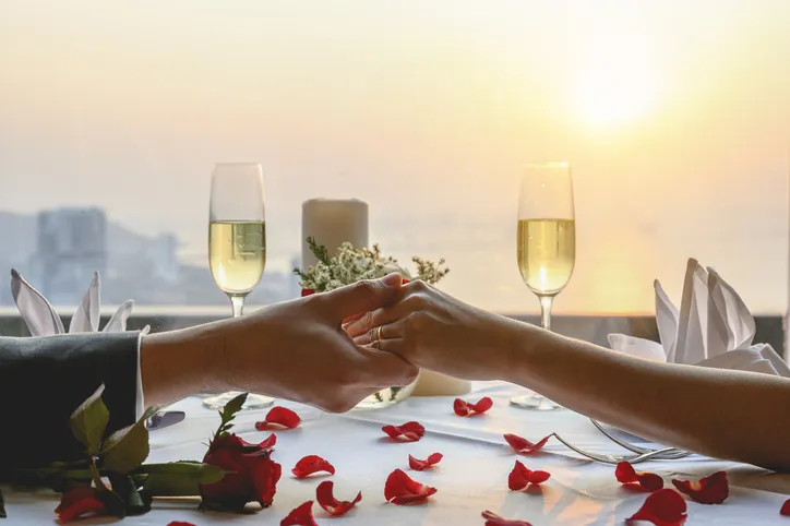ルーン占い｜今、あなたの近くに結婚縁はある？出会いは？
