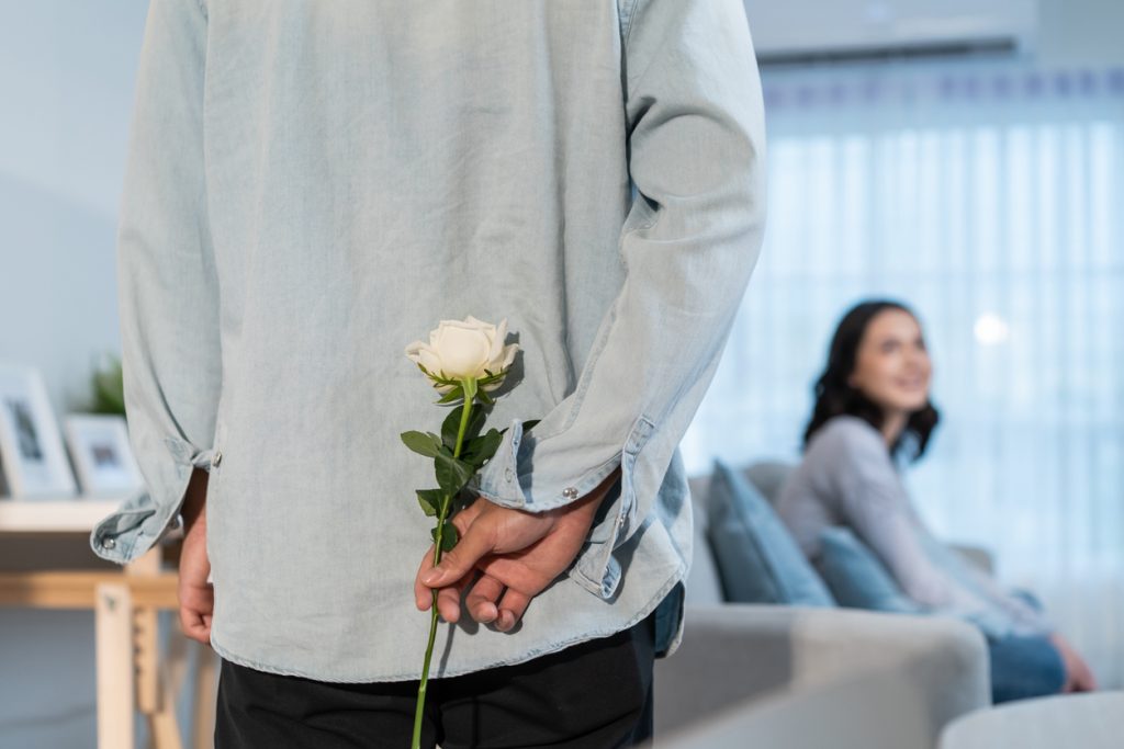 恋愛占い｜知ってもロクなことないよ？【今あの人が執着してる異性】