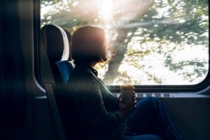 夢占い｜電車の夢の意味とは？電車に乗る・駅のホーム・事故など状況別の暗示55選