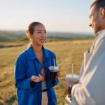 目が合う/前より距離近い2人（これ私の思い込み？交際が近い？）