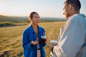 目が合う/前より距離近い2人（これ私の思い込み？交際が近い？）